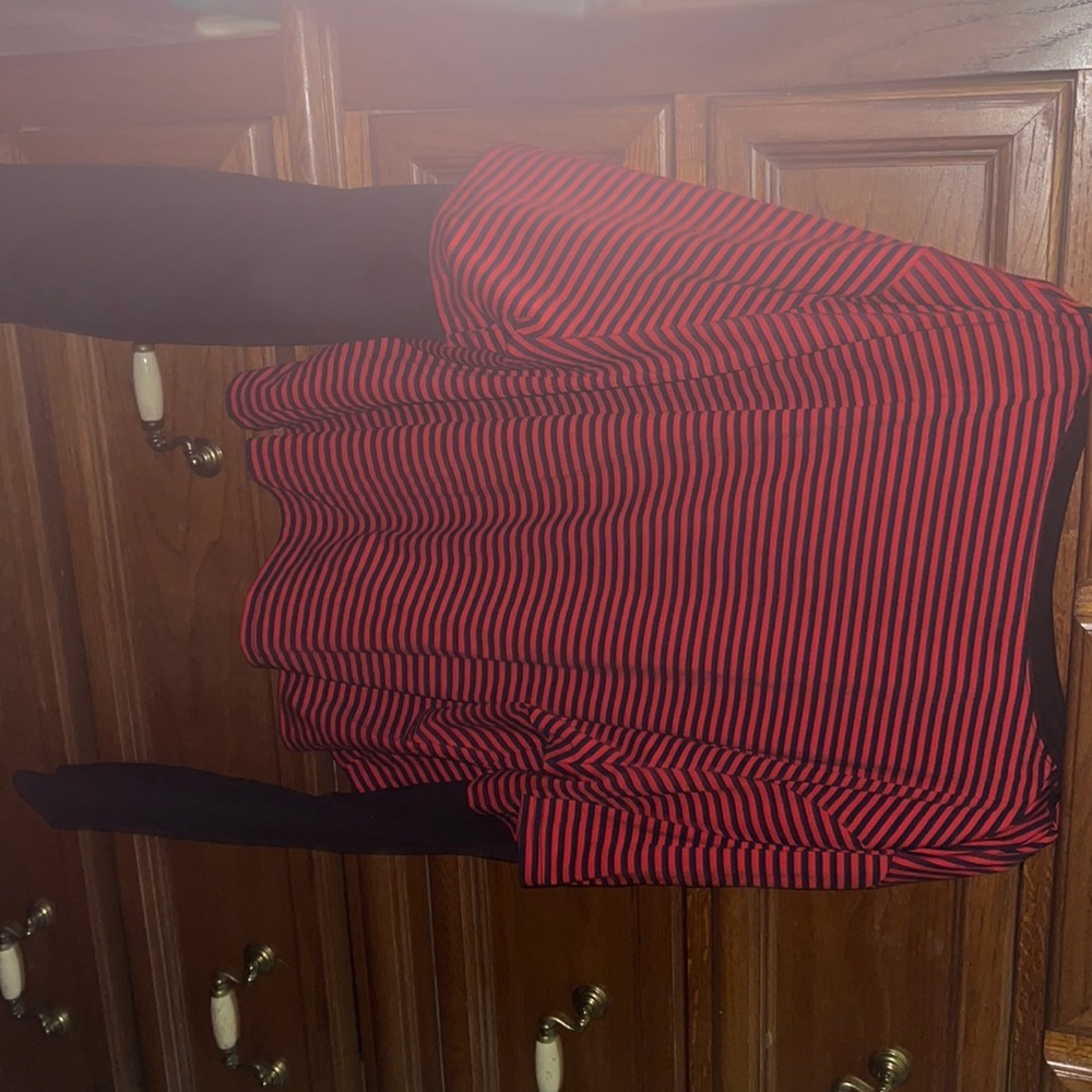 Long sleeve crop top shirt.